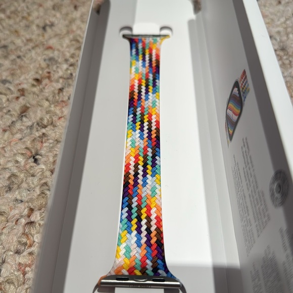 Apple Watch 44mm Pride Editien Braider Solo Loop Size 10 - Picture 4 of 4